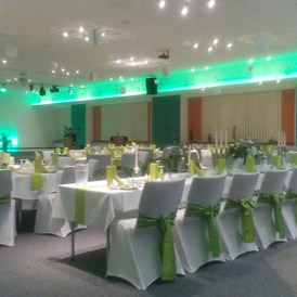 Hochzeit: Hochzeit mit Banketttischen und Hussen, Nischen, grüne Deko und grüne LED-Schmuckfarbe (mit Brauttafel), Mittel-BAR - Mittel-BAR Schönheide