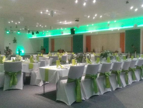 Hochzeit: Hochzeit mit Banketttischen und Hussen, Nischen, grüne Deko und grüne LED-Schmuckfarbe (mit Brauttafel), Mittel-BAR - Mittel-BAR Schönheide