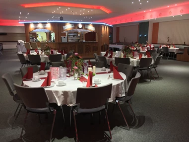 Hochzeit: Hochzeit mit Banketttischen und Hussen, Nischen, rote Deko und rote LED-Schmuckfarbe, Mittel-BAR - Mittel-BAR Schönheide