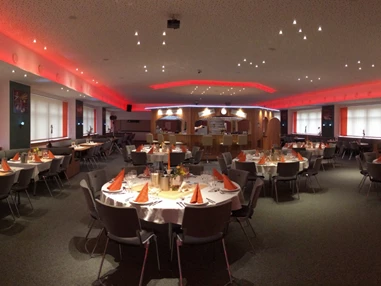 Hochzeit: Hochzeit mit Banketttischen und Hussen, Nischen, orange Deko und rote LED-Schmuckfarbe, Mittel-BAR - Mittel-BAR Schönheide