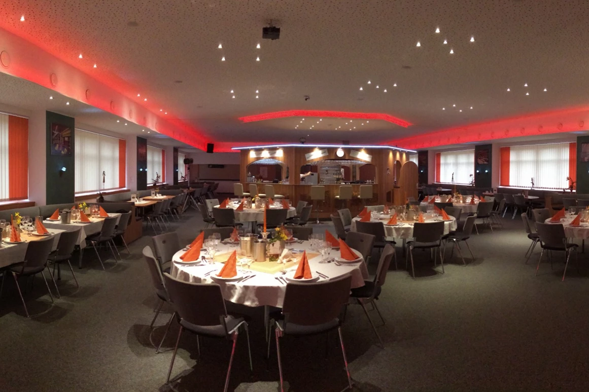 Hochzeit: Hochzeit mit Banketttischen und Hussen, Nischen, orange Deko und rote LED-Schmuckfarbe, Mittel-BAR - Mittel-BAR Schönheide