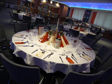 Hochzeit: Banketttische ohne Hussen, blaue LED-Lichtfarbe, Mittel-BAR - Mittel-BAR Schönheide