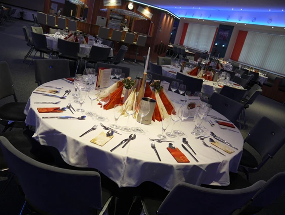 Hochzeit: Banketttische ohne Hussen, blaue LED-Lichtfarbe, Mittel-BAR - Mittel-BAR Schönheide