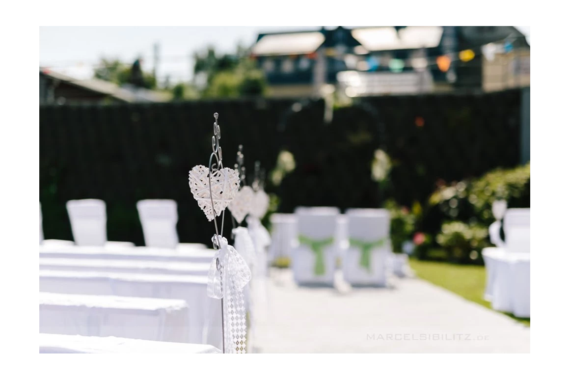 Hochzeit: Outdoor-Hochzeit Mittel-BAR, freie Trauung, draußen - Mittel-BAR Schönheide