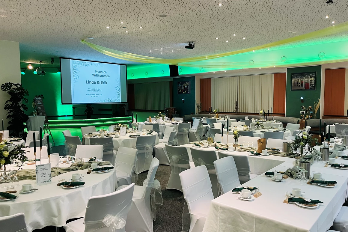 Hochzeit: Mittel-BAR Hochzeitslocation Sachsen grün mit Organza-Schleifen - Mittel-BAR Schönheide