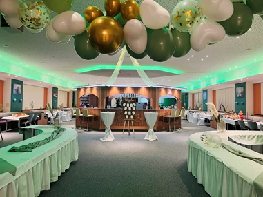 Hochzeit: Mittel-BAR Hochzeitslocation Erzgebirge grün Eingang mit Luftballons - Mittel-BAR Schönheide