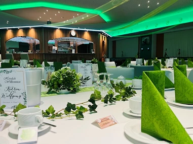 Hochzeit: Mittel-BAR Hochzeitslocation Vogtland grün Efeu-Ranken - Mittel-BAR Schönheide