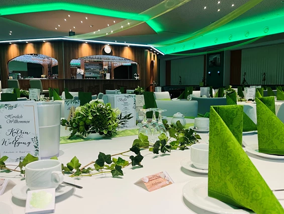 Hochzeit: Mittel-BAR Hochzeitslocation Vogtland grün Efeu-Ranken - Mittel-BAR Schönheide