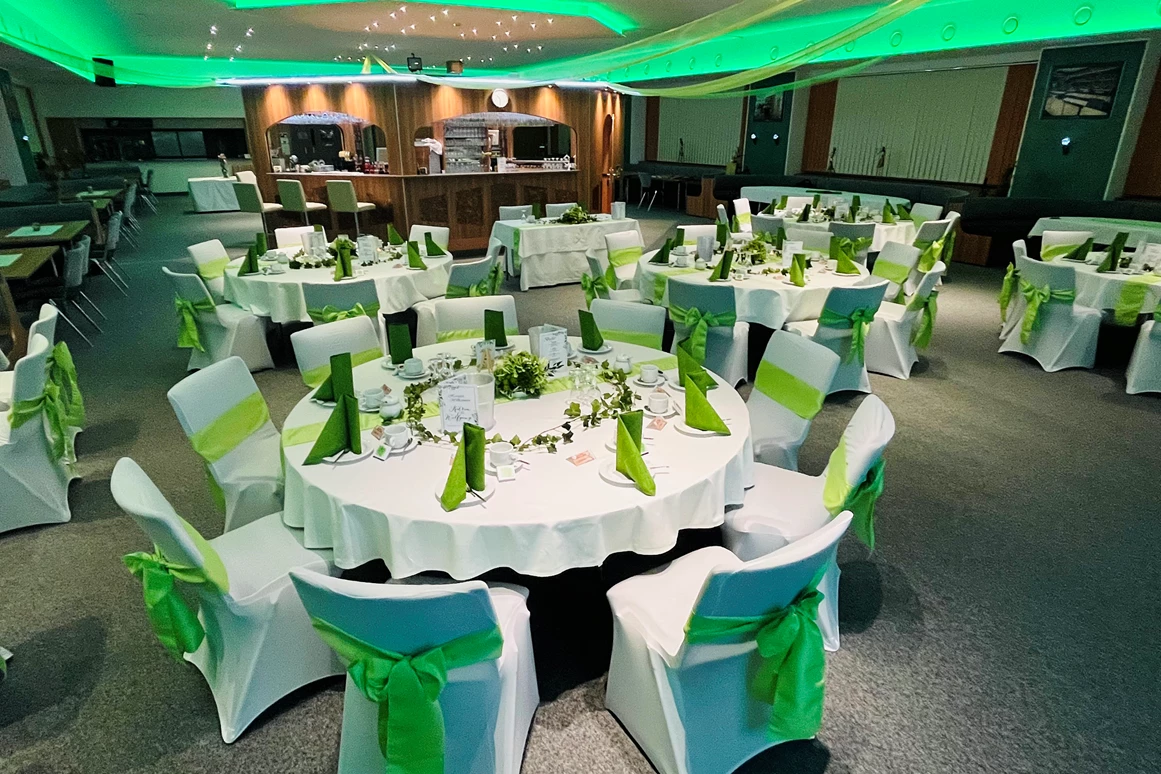 Hochzeit: Mittel-BAR Hochzeitslocation Schönheide grün mit grünen Schleifen - Mittel-BAR Schönheide