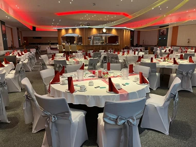 Hochzeit: Mittel-BAR Hochzeitslocation, rot mit silber Schleifen - Mittel-BAR Schönheide