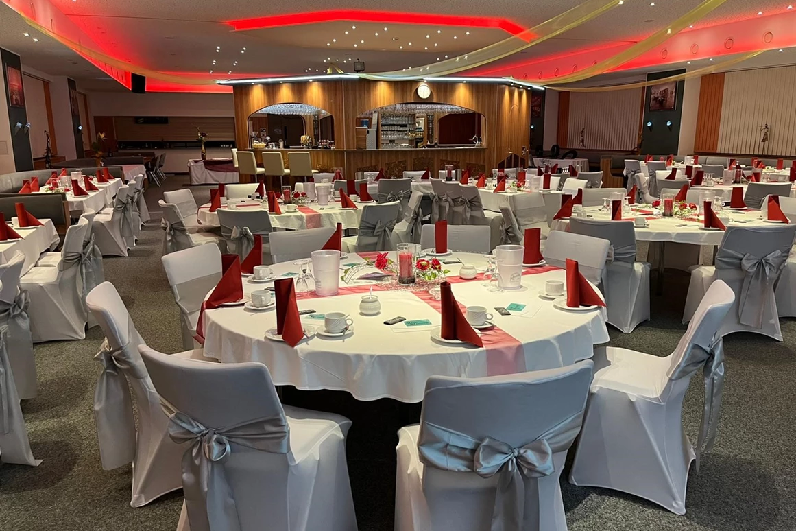 Hochzeit: Mittel-BAR Hochzeitslocation, rot mit silber Schleifen - Mittel-BAR Schönheide