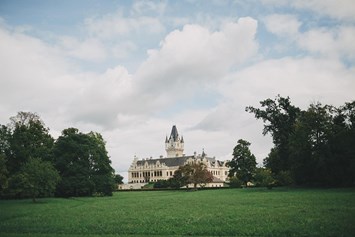 Hochzeit: Das Schloss Grafenegg eingebettet in die riesige Gartenanlage. - Schloss Grafenegg