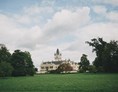 Hochzeit: Das Schloss Grafenegg eingebettet in die riesige Gartenanlage. - Schloss Grafenegg