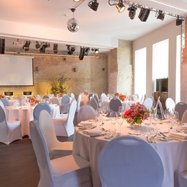 Hochzeit: Farbiksaal mit Tageslicht und bodentiefen Fenstern (150 m²) - Lendelhaus & Historische Saftfabrik