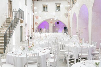 Hochzeit: Romantische Dekoration in unserem Innenhof - Schloss Maretsch