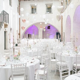 Hochzeit: Romantische Dekoration in unserem Innenhof - Schloss Maretsch