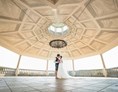 Hochzeit: Brautpaar in Mitten des Pavillon am Weinberg des Weinschloss Thaller - Weinschloss Thaller