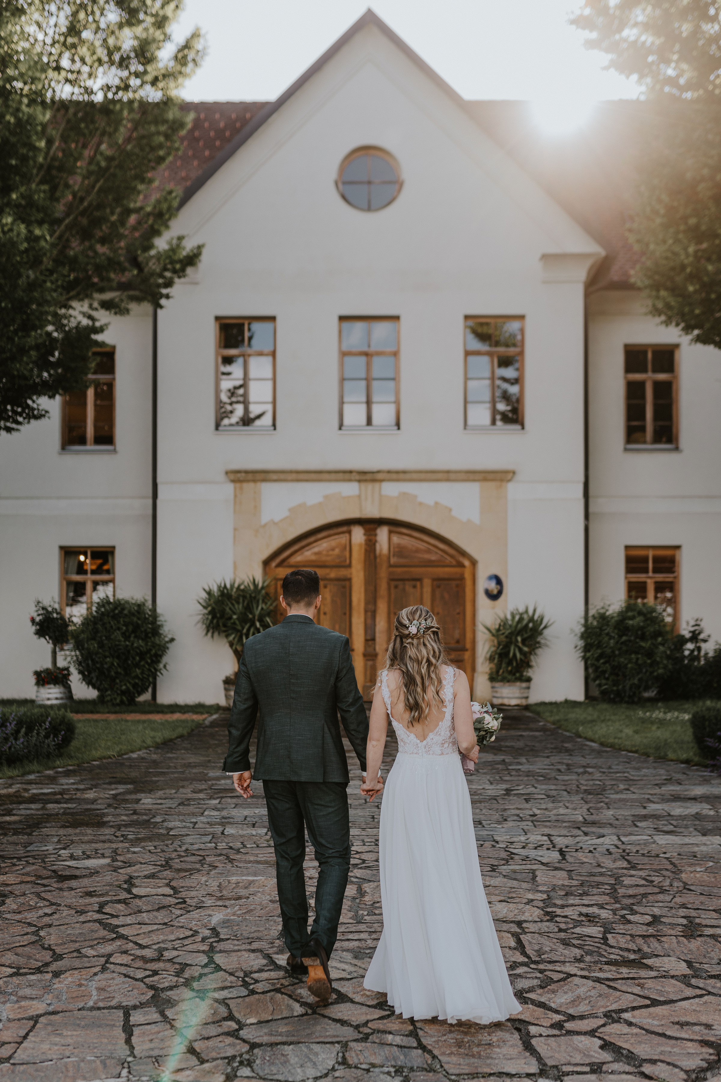 Hochzeit: Brautpaar vor dem Weinschloss Thaller - Weinschloss Thaller