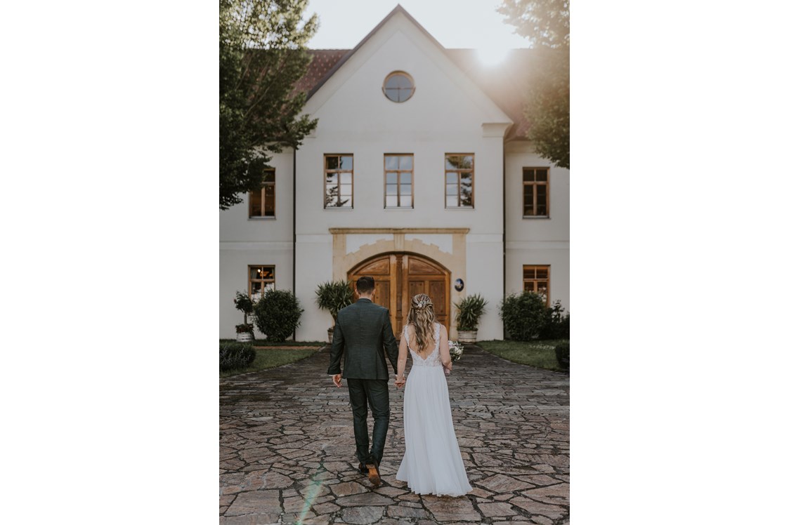 Hochzeit: Brautpaar vor dem Weinschloss Thaller - Weinschloss Thaller