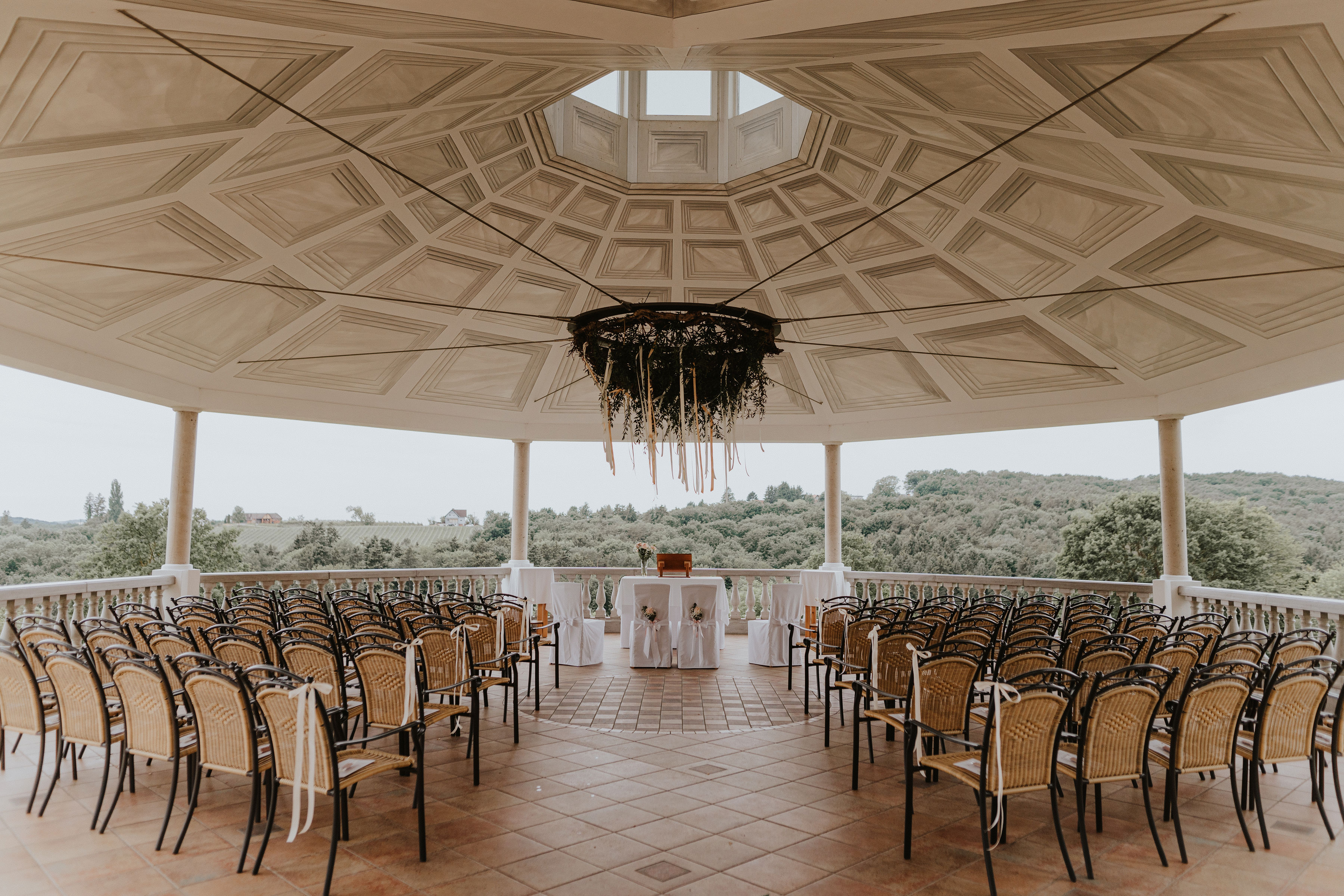 Hochzeit: Pavillon mit Gartenbestuhlung - Weinschloss Thaller