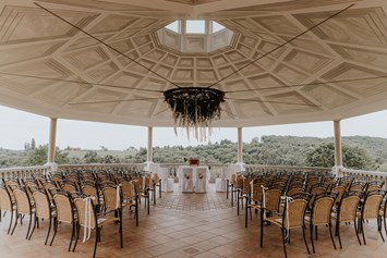 Hochzeit: Pavillon mit Gartenbestuhlung - Weinschloss Thaller