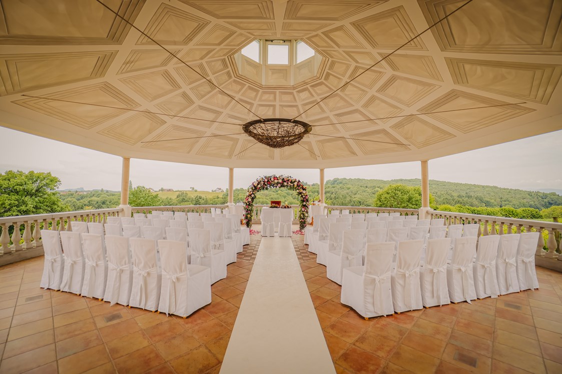 Hochzeit: Pavillon mit weißen Husten - Weinschloss Thaller