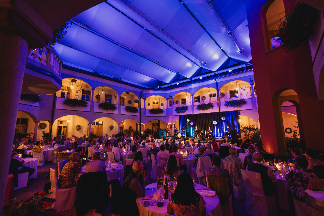 Hochzeit: Mit der ausfahrbaren Innenhofüberdachung fällt keine Feierlichkeit mehr ins Wasser! Seit 2022 wird hier wetterfest und flexibel zu jeder Jahreszeit gefeiert. Das eingebaute Lichtsystem sorgt am Abend für besondere Atmosphäre und Stimmung. - Weinschloss Thaller