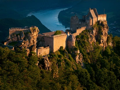 Wedding - Pottenbrunn - Der Sonnenuntergang auf der Burg Aggstein bringt das Brautkleid nochmal in einem ganz neuen Licht zum Erstrahlen. - Burgruine Aggstein