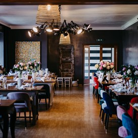 Hochzeit: Restaurant mit Teak Tischen - Kursalon Bad Vöslau