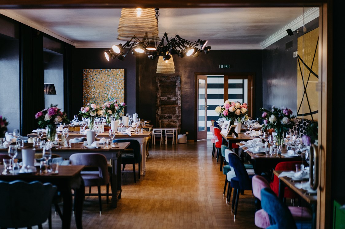 Hochzeit: Restaurant mit Teak Tischen - Kursalon Bad Vöslau