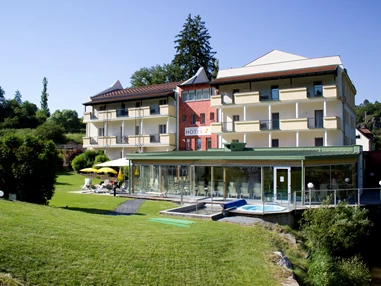 Hochzeitslocation: Blick auf Hotel und Wellnessbereich - Hotel-Restaurant Liebnitzmühle