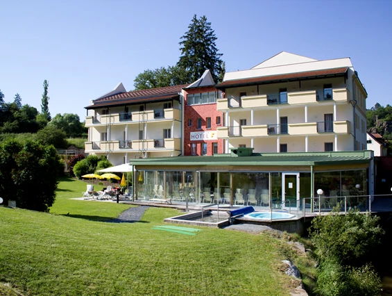 Hochzeitslocation: Blick auf Hotel und Wellnessbereich - Hotel-Restaurant Liebnitzmühle