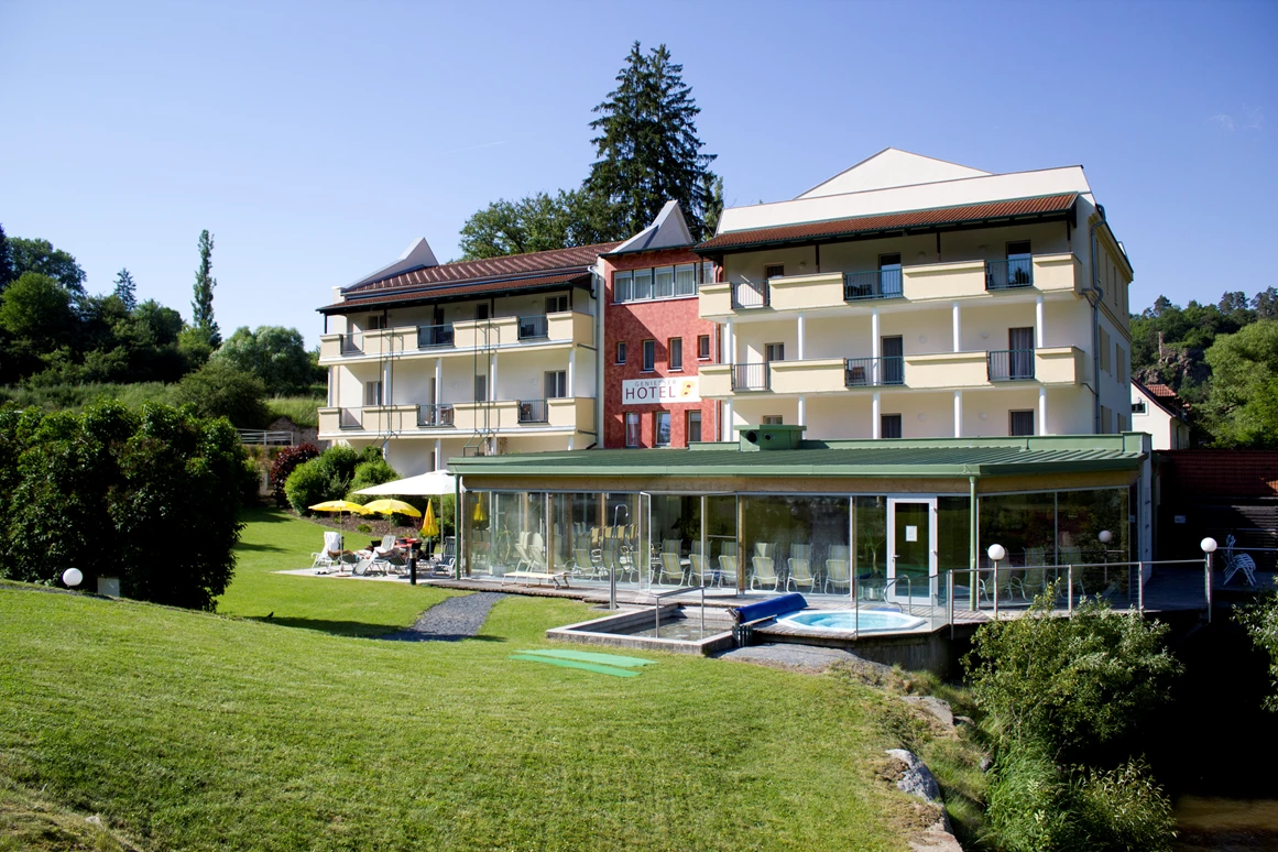 Hochzeitslocation: Blick auf Hotel und Wellnessbereich - Hotel-Restaurant Liebnitzmühle