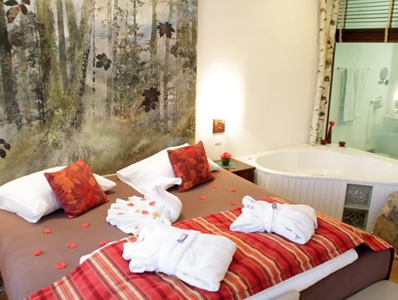 Hochzeitslocation: Unsere Hochzeitssuite: Das Romantikzimmer mit Whirlpool neben dem Bett ist euer Highlight für die Hochzeitsnacht - Hotel-Restaurant Liebnitzmühle