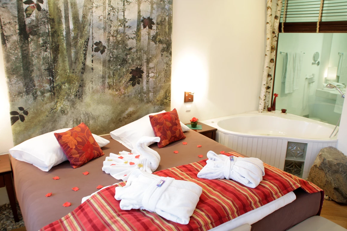 Hochzeitslocation: Unsere Hochzeitssuite: Das Romantikzimmer mit Whirlpool neben dem Bett ist euer Highlight für die Hochzeitsnacht - Hotel-Restaurant Liebnitzmühle
