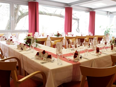 Hochzeitslocation: Hochzeitstafel für 25 Gäste im halben Wintergarten - Hotel-Restaurant Liebnitzmühle