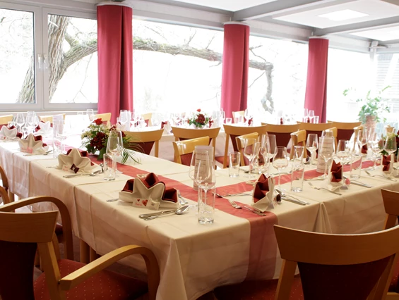 Hochzeitslocation: Hochzeitstafel für 25 Gäste im halben Wintergarten - Hotel-Restaurant Liebnitzmühle