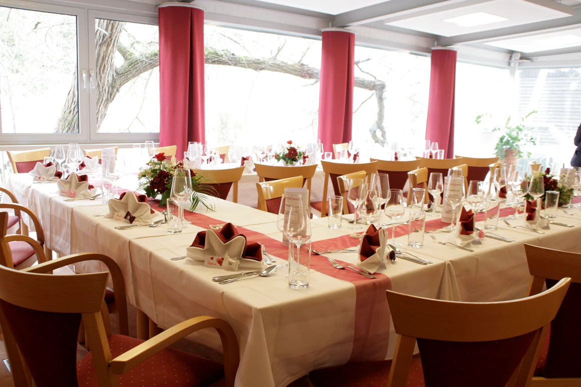 Hochzeitslocation: Hochzeitstafel für 25 Gäste im halben Wintergarten - Hotel-Restaurant Liebnitzmühle