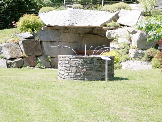 Hochzeitslocation: Die Granitgrotte ist beliebt für Trauungen - Standesamtlich oder Kirchlich - eine märchenhafte Kulisse für perfekte Fotos und viel Platz für ihre Gäste - Hotel-Restaurant Liebnitzmühle