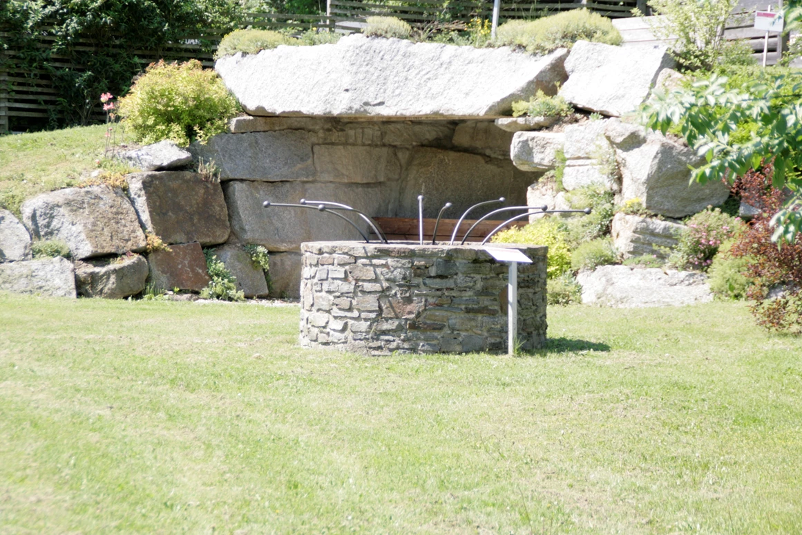 Hochzeitslocation: Die Granitgrotte ist beliebt für Trauungen - Standesamtlich oder Kirchlich - eine märchenhafte Kulisse für perfekte Fotos und viel Platz für ihre Gäste - Hotel-Restaurant Liebnitzmühle