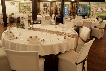 Hochzeit: Saal Buchenstein, runde Tische, Hussen - Hotel-Restaurant Liebnitzmühle