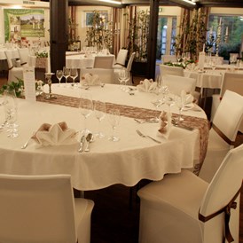 Hochzeit: Saal Buchenstein, runde Tische, Hussen - Hotel-Restaurant Liebnitzmühle