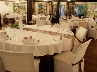 Hochzeitslocation: Saal Buchenstein, runde Tische, Hussen - Hotel-Restaurant Liebnitzmühle