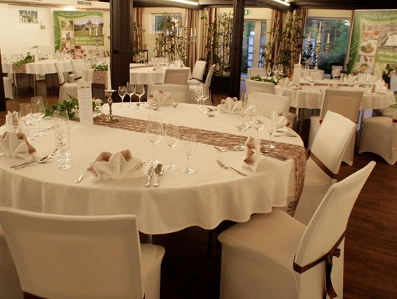 Hochzeitslocation: Saal Buchenstein, runde Tische, Hussen - Hotel-Restaurant Liebnitzmühle