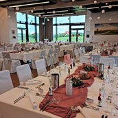 Hochzeit: Hochzeitstafel mit Tischgruppen/ Festsaal - W4 - Wein l Genuss l Kultur