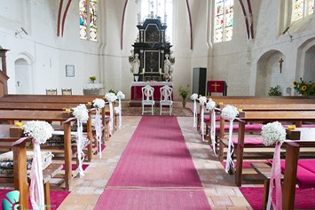 Hochzeit: Trauung in der Dorfkirche von Goldebee - Hotel Schloss Gamehl