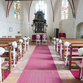Hochzeit: Trauung in der Dorfkirche von Goldebee - Hotel Schloss Gamehl