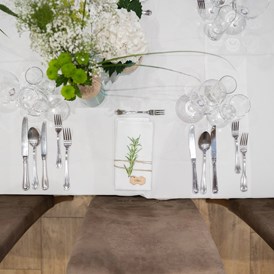 Hochzeit: Eine Hochzeitstafel im individuellen Weddingdesign – stimmungsvolles Ambiente für Ihr Hochzeitsfest. - Hotel & Restaurant Gambswirt