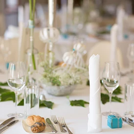 Hochzeit: Liebevoll geschmückte Tische laden zum Verweilen.
Foto © sandragehmair.com - Burnerhof