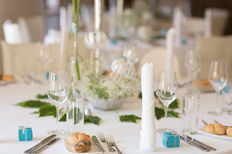 Hochzeit: Liebevoll geschmückte Tische laden zum Verweilen.
Foto © sandragehmair.com - Burnerhof